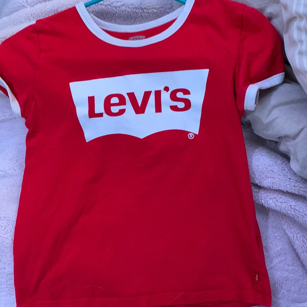 levi’s red tee